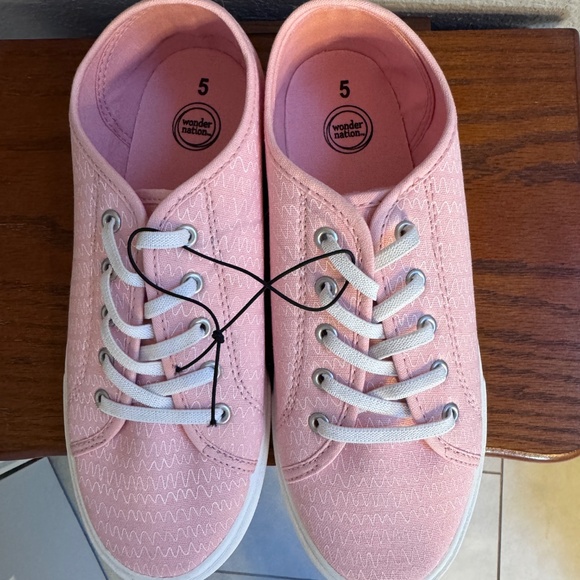 Wonder Nation~Size 5 children’s sneakers~New 💞💕 - Picture 2 of 4